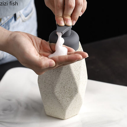 Stilig keramisk såpedispenser med fasetter