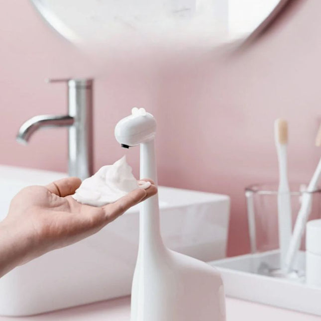 Automatisk såpedispenser formet som sjiraff