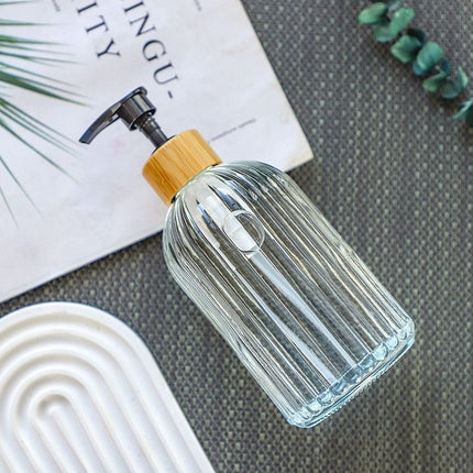 Såpedispenser med striper og tre-detalj