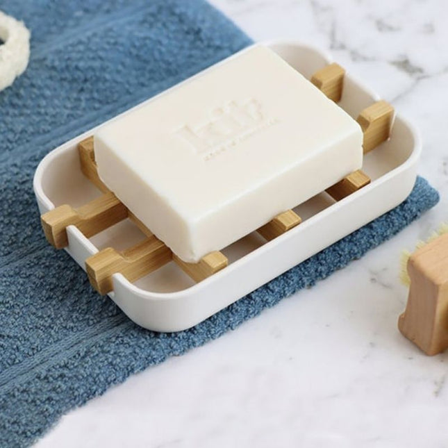 Hvit såpeholder med bambusrist
