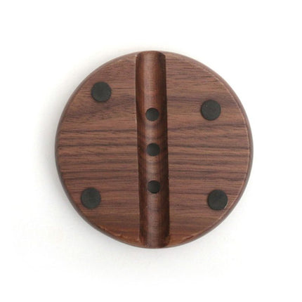 Rundt såpefat i mørkt tre