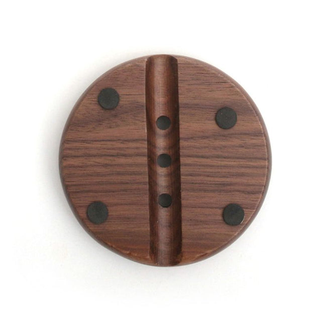 Rundt såpefat i mørkt tre