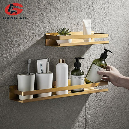 Stilren gullfarget dusjhylle for badet